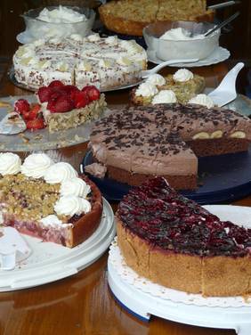 Quelle: Bild von Hans Braxmeier auf Pixabay Kuchenbuffet